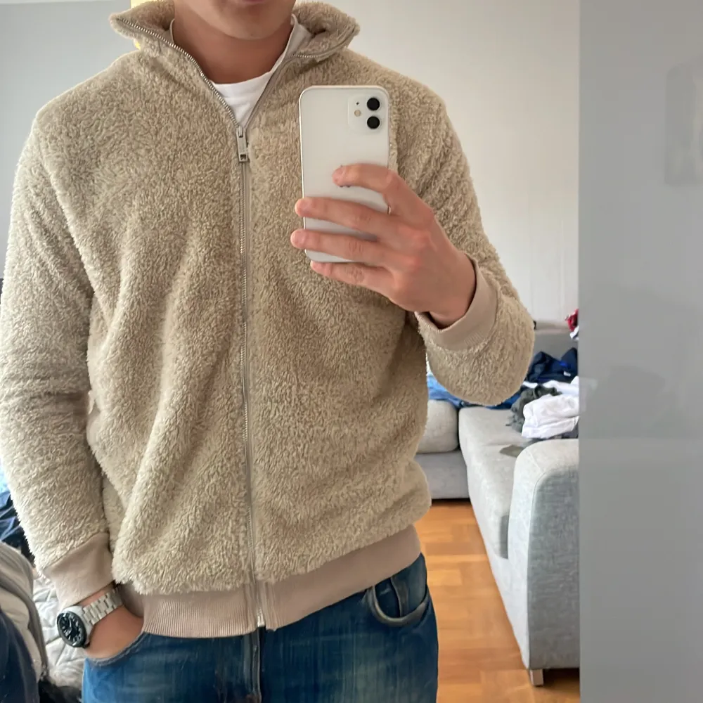 Garderobsrensing! Säljer nu en grymt schysst och skön ziptröja från Boohoo man. Sömmen mellan dragkedjan har lossat på ett ställe men ingen som någonsin syns och sjukt lätt att fixa. Använd typ 3 gånger. Jag (på bilden) är 183cm, 80kg. Neuletakit & Villapaidat.