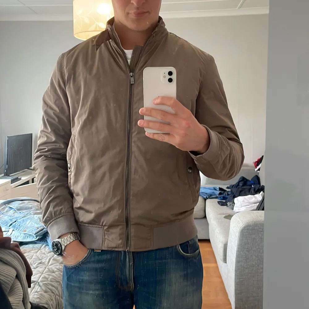 Garderobsrensing! Säljer en skitfet jacka från Massimo dutti som passar perfekt nu till hösten. Den är i storlek large men sitter mycket mindre, jag (på bilden) är 183cm, 80kg. I bra skick . Jackor.