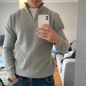 Garderobsrensing! Säljer en stickad halfzip i storlek M från Boohoo man. Använd max 5 gånger och därav i bra skick. Jag (på bilden) är 183cm, 80kg