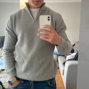 Stickad halfzip boohoo  - Garderobsrensing! Säljer en stickad halfzip i storlek M från Boohoo man. Använd max 5 gånger och därav i bra skick. Jag (på bilden) är 183cm, 80kg