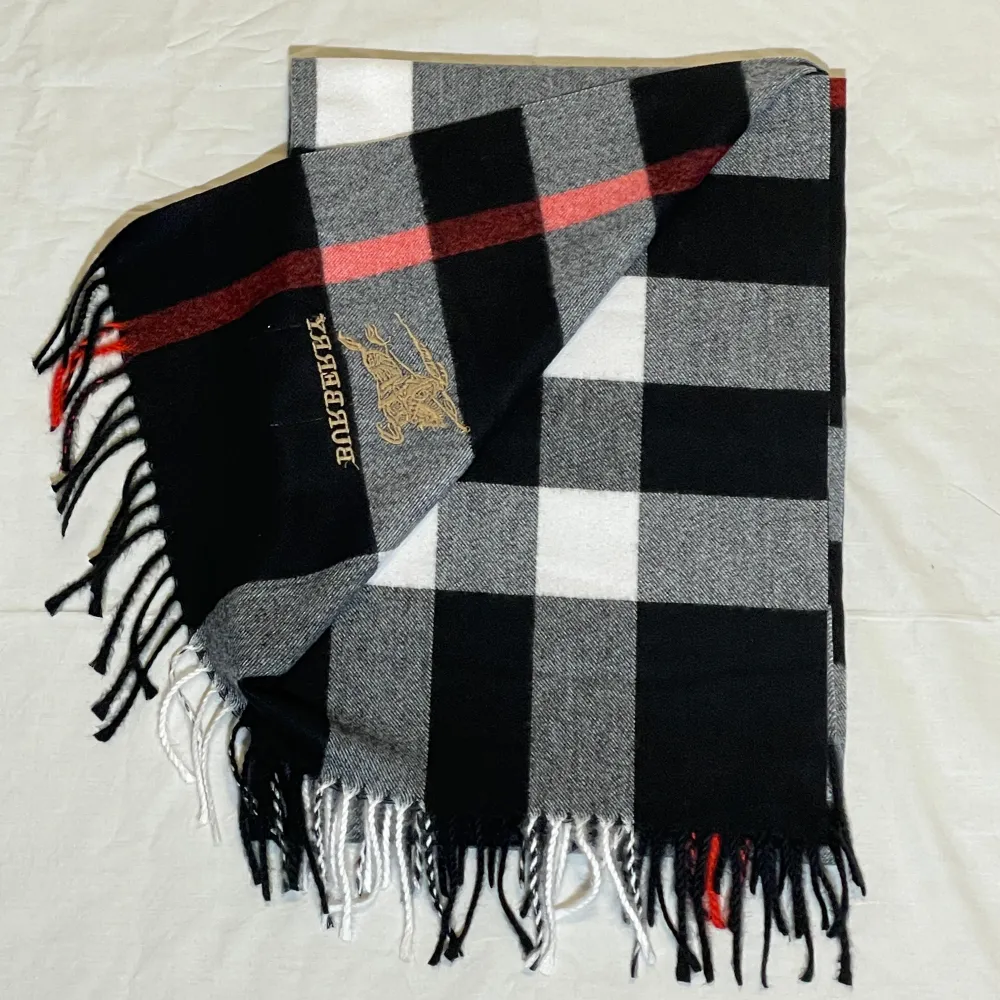 Burberry halsduk i nyskick. Storlek:180*65cm. Accessoarer.