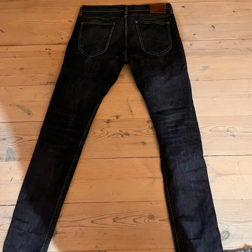 Säljer mina lee jeans som nästan är oanvända!. Jeans & Byxor.