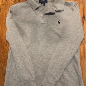 Ralph lauren långärmad Piké  - Tjena! Säljer nu denna riktigt snygga gråa Ralph Lauren långärmad piké i storlek 10 - 12/ 146 - 152. Tröjan är i fin fint skick. Denna annonsen är bara en intressekoll men skriv gärna ett pris till mig om du är intresserad eller  har några frågor. 