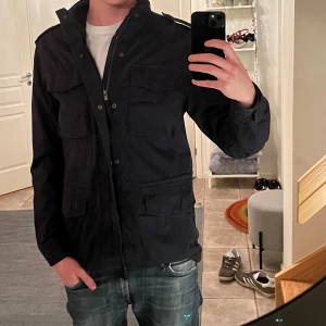 Field Jacka  - Från HM, bra skick. Storlek S men passar främst M. 