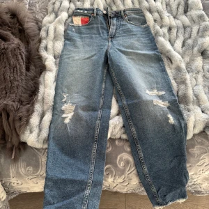 Tommy jeans  - Väldigt fina och bra skick jeans. Sälj för dem inte passar mig längre 