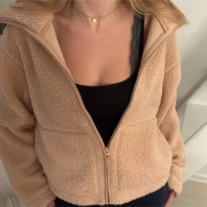 Teddy jacka  - Jätte fin Teddy jacka ifrån HM. Aldrig använd bara provat en gång💕