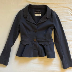 Kappa odd molly - Jättesöt kappa från odd molly i storlek 1 vilket motsvarar S eller XS🌸 För liten för mig så jag har aldrig använd den, dock är den köpt second hand!! Jättebra skick med fina detaljer som en spetskant och fjäril på en av knapparna💓 Skriv vid frågor!😊