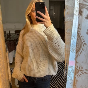 Hm stickad tröja - En stickad tröja från hm i en benvit/gul färg köptes för några år sedan och är i använt skick men sparsamt använd, inga fläckar eller liknande med kommer☺️den är vid i armarna och väldigt mjuk i materialet, höst tröja🍁🧸