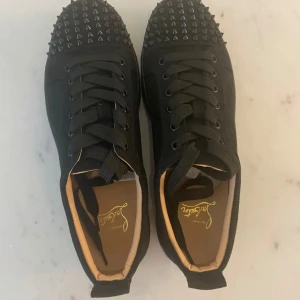 Christian Louboutin storlek 43 - Meddela mig om du är intresserad!