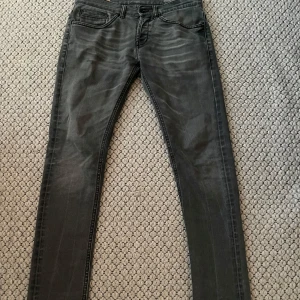 Dondup jeans - Säljer dondup jeans i storlek 31 passar även 30/32. Anvönda väldigt sparsamt skick 10/10
