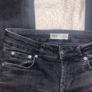Lågmidjade bootcut jeans  - Jättefina jeans från Zara som sitter så snyggt på och som inte säljs längre! Säljer då de tyvärr är för små!💕💕