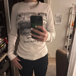 Långarmad tröja S - Storlek S, bra skick säljer för var inte min stil annars väldigt fin. Köpt från shein, luktar inte & bra material. Skriv vid funderingar!