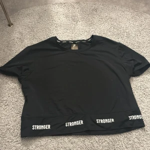 Tränings t-shirt  - Inte använd så många gånger, bra skick och väldigt bekväm att exempelvis gymma i🥰 Ny pris 349kr