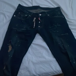 Dsquared 2 jeans - Säljer mina d2 byxor för jag inte andvänder dem längre där finns inga defekter och skicket är 10/10 storleken är 40 i d2 storlekar