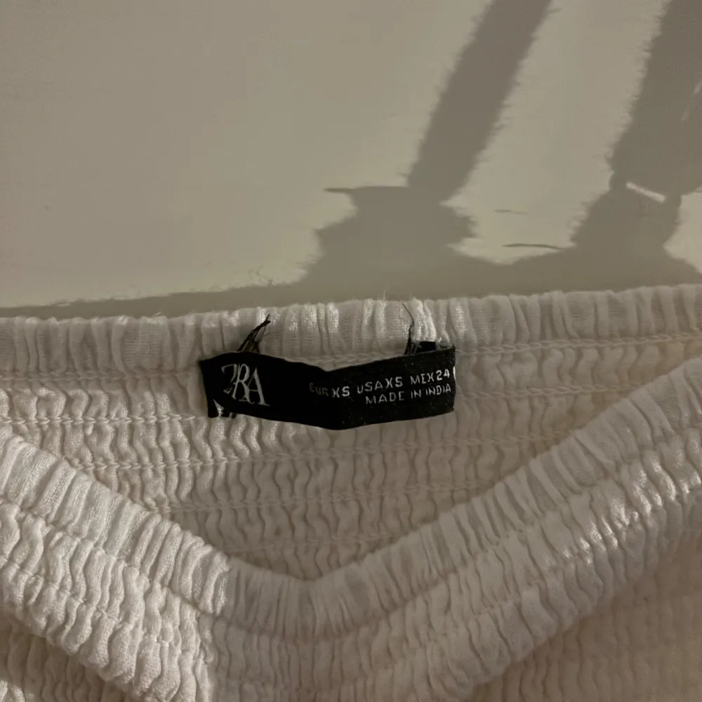 Säljer min superfina vita klänning från Zara, med volanger i storlek xs. Den är använd fåtals gånger och i väldigt bra skick. . Mekot.