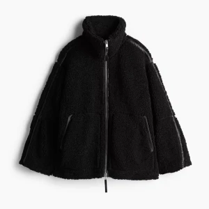 Teddy jacka hm - Säljer denna virala teddyjackan i XS i färgen svart, som är helt slutsåld på hemsidan. Den är helt ny och inte ens upp packad. Säljer då jag köpte två storlekar. (tredje bilden är på den jag ska behålla)