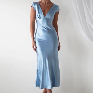 Balklänning  - Säljer denna skitsnygga blå balklänningen/bröllopsklänning då jag redan har hittat min balklänning. Nypris är 1055kr plus frakt och tull. Klänningen är helt ny med lappar och allt kvar. Det är bara att höra av dig om du har frågor💗❤️