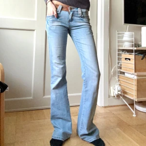 Lowwaist bootcut jeans - Så så snygga lågmidjade bootcut jeans med najs detaljer fram o på bakfickorna🙌🏿💕💕💕