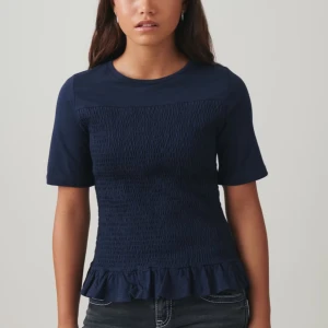 marinblå tröja - köpte i augusti o använt inte så mycket, jätte bra skick, kan absolut skicka fler bilder