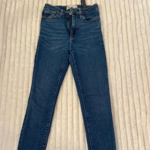 Skinny jeans - Zara skinny jeans. Storlek 34, använt dem 1-2 gånger och ser fortfarande helt nya ut! Köpta för 350kr men säljer dem för 170.
