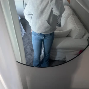 Blåa jeans - Blåa jeans i storlek 36 från ginatricot! Bra skick🤍