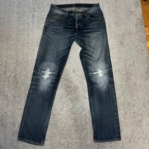 Nudie Jeans dry selvedged från Japan - Riktigt unika Nudie jeans med material från Japan, de är alltså Selvedged jeans som får sin design ju mer du bär dem!! Nypris ligger på över 3000kr och de går knappt att få tag på! Passar storlek 30/32 eller 30/34, men de står annan storlek.