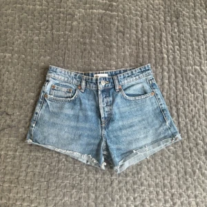 Zara shorts - Säljer dessa as snygga mid waist shorts från Zara!! Är knappt andvända🌟🌟