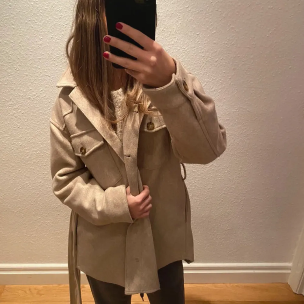 Beige kappa ifrån zara i storlek xs. Jackor.