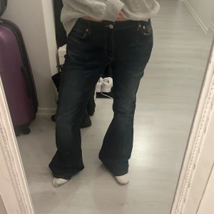 Mörkblå jeans - Mörkblåa jeans från weekday!!