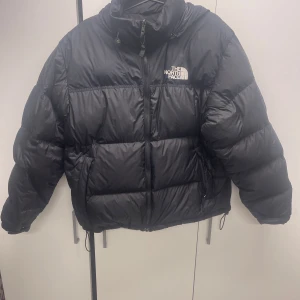 North Face 700 jacka - Säljer en north face 700 jacka i mycket bra skick, knappt använd då den legat i garderoben för den mesta tiden. Storlek L, fin puffig jacka.
