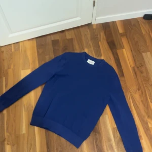 Blå stickad tröja - Säljer min blåa stickade tröja från these glory days då jag inte använder den längre. Används ett fåtal gånger.