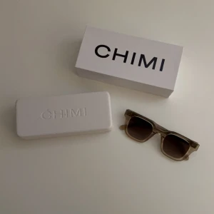 Ecru 04 solglasögon från CHIMI, den vanliga storleken - Chimi 04 ecru, den vanliga storleken!