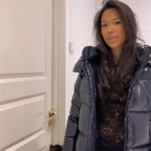 Tommy Hilfiger jacka  - Jättebra skick, använd förra vintern. Säljer på grund av att den ej kommer till användning. (Sista bilden e lånad) Har bud på 1820kr