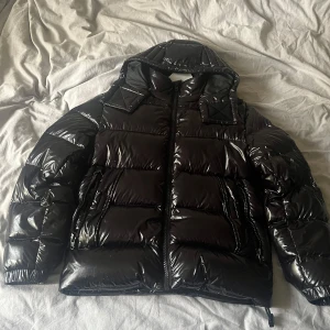 Hugo Boss puffer - Säljer en Hugo boss glossy puffer jacket i färgen svart. Perfekt nu för vintern. Nypris cirka 4500. Har en liten defekt men det går att lösa