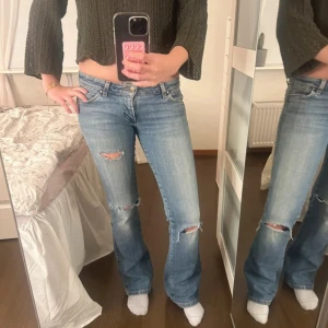 lågmidjade jeans - jättesnygga lågmidjade utsvängda jeans!midjemåttet är 38 cm rakt över och innerbenslängden är 80cm🩷