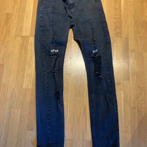 Jeans limited edition  - Smala stretchjeans med hål Står limited på ena knät och edition på andra Bra skick 