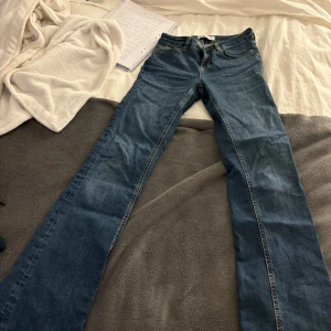 Low Waits jeans  - Säljer dessa jätte fina mörkblåa low Waits Bootcut jeans från Zara, använt några få gånger och är i väldigt fint skick💕