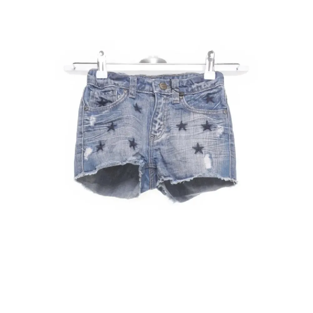 Säljer mina fina gamla jeansshorts som är för små för mig nu, de har detaljer som är insydda stjärnor. Midjemått: 32-34cm . Shorts.