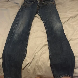 Replay Jeans W28 L32 - Längden är 32 och midjan är 28  Den är helt okej skick typ 6/10 De har ett håll på baksidan (se på bilden) men det går att laga enkelt