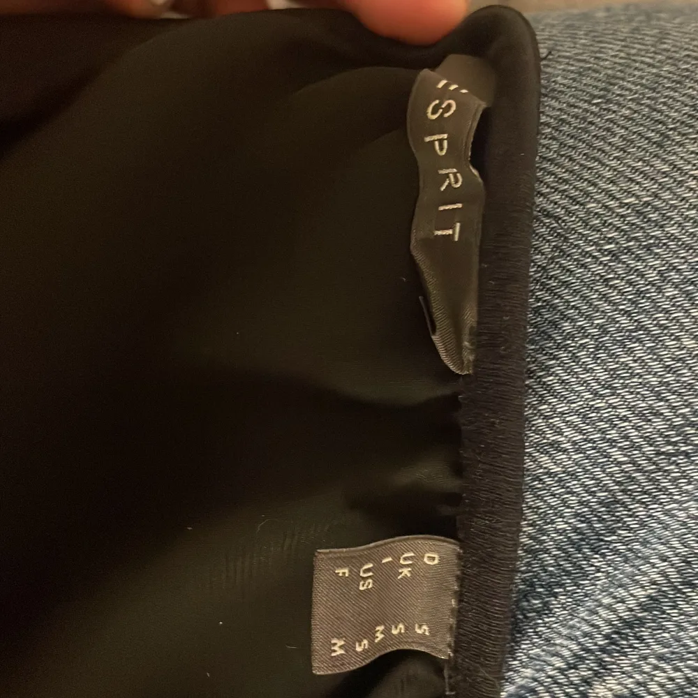 Säljer en stilren svart topp från Esprit i storlek S. Toppen har korta ärmar och en enkel design som passar perfekt till både vardag och fest. Materialet känns mjukt och bekvämt mot huden.. Yläosat.