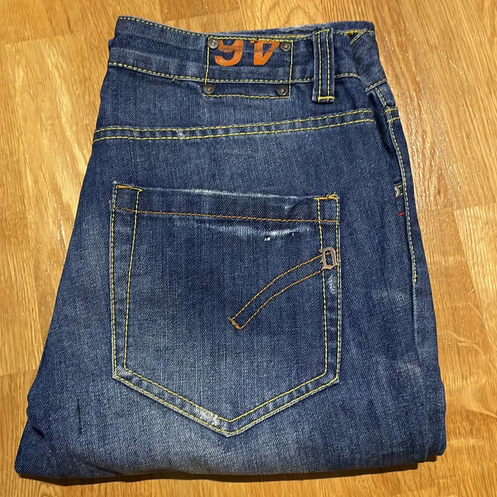 Riktigt schysst dondup jeans för dig som vill ha en lite mer avslappnad look på dina dondup jeans. Size fr46 passar w33. Skick 7/10.. Jeans & Byxor.