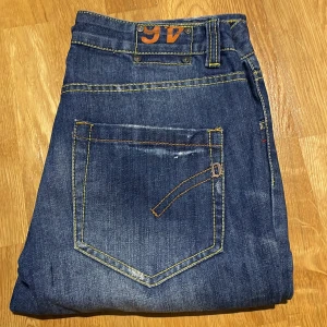 Dondup jeans - Riktigt schysst dondup jeans för dig som vill ha en lite mer avslappnad look på dina dondup jeans. Size fr46 passar w33. Skick 7/10.