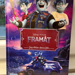 Bok ”Framåt” - En bok baserad på filmen 'Framåt' från Disney Pixar. Följ med tonårsälvorna Ian och Balder Kvickfot på ett magiskt äventyr i en värld där teknologi och magi möts. Boken är fylld med färgglada illustrationer och spännande berättelser som fångar filmens charm och humor.