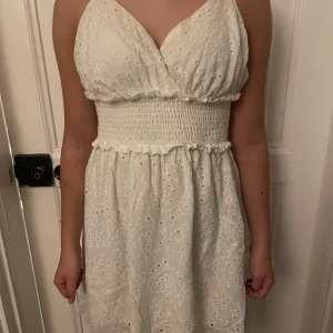 Klänning  - Säljer denna gulliga spets klänning 