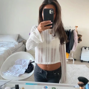 Vit ribbad croppad tröja - Säljer en superfin vit ribbad tröja som är croppad och har långa ärmar. Perfekt för en stilren och avslappnad look. Passar bra till både fest och vardag!💘