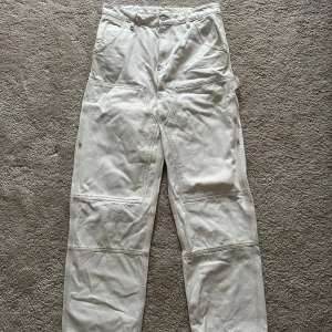 Zara carpenter jeans - Riktigt snygga carpenters från zara i färgen cream white. Använda 1 gång