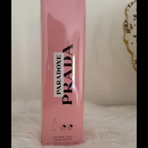 Prada Paradoxe Refill 100ml  - Säljer en lyxig och elegant parfym från Prada, Paradoxe EdP. Perfekt för den som vill ha en doft som utstrålar både elegans och mystik. Flaskan är på 100 ml, vilket gör att den räcker länge. Passar perfekt som present eller för att unna sig själv. 