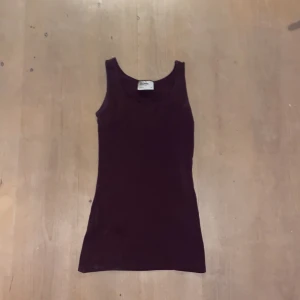 Svart ärmlös linnetopp - Säljer en stilren svart ärmlös linnetopp. Perfekt för sommardagar eller som ett basplagg i garderoben. Toppen har en tight passform och är gjord i ett mjukt och bekvämt material.