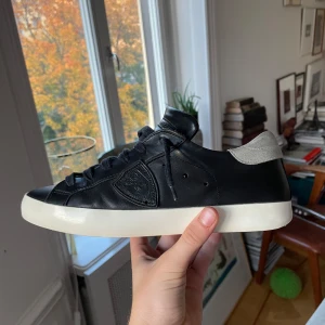 Svarta Philippe Models - Säljer dessa klassiska svarta Philippe Models i storlek 40. Skicket är 8/10 använda några gånger. Nypris ligger någonstans mellan 2500 till 3000 tror jag. Frågor och funderingar skriv!