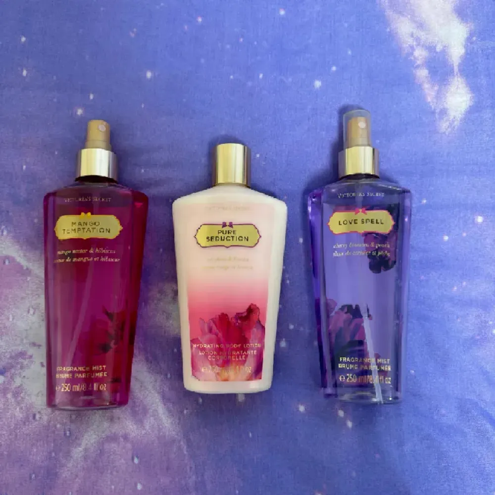 Säljer tre olika doftsprayer från Victoria's Secret: 'Mango Temptation' i en mörkröd flaska, 'Pure Seduction' i en rosa flaska och 'Love Spell' i en lila flaska. Alla flaskor är 250 ml och har en lyxig känsla med sina gyllene detaljer. Perfekt för att fräscha upp din dag med en härlig doft! Mango Temptation är en body mist, Love Spell är också en mody mist. Men Pure Seduction är en body lotion. 1 för 100kr, 3 för 250kr istället för 300!. Parfym.